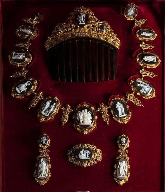 A Very Fine French Gold Parure With Agate Cameos